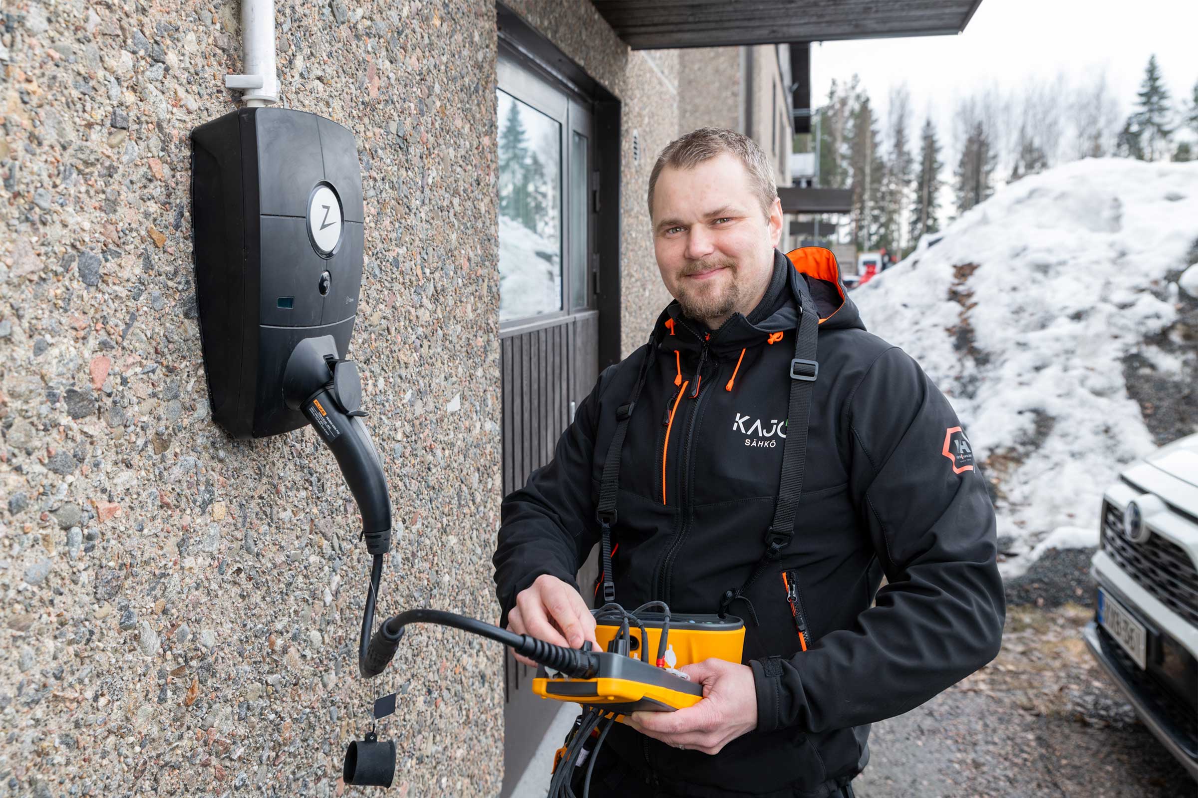 KaJo-Sähkö tarjoaa kattavat latausratkaisut, jotka tekevät sähköautosi lataamisesta helppoa, nopeaa ja turvallista.